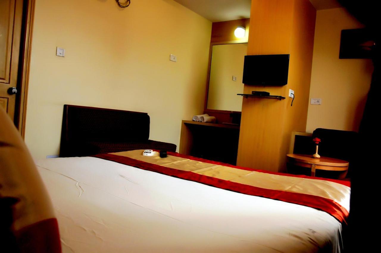 Suvarna Suits Hotel ไมซอร์ ภายนอก รูปภาพ